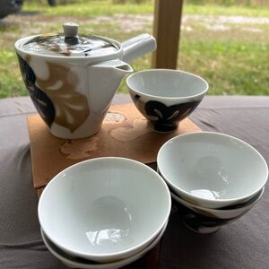 Antique tea pot and cups/rice bowls